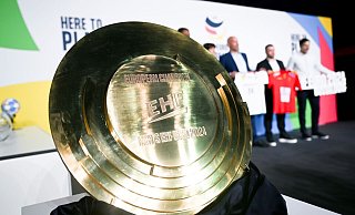 Die neue Trophäe für die Handball EM 2024 steht bei der heutigen Auslosung der Gruppenphase. - Federico Gambarini/dpa