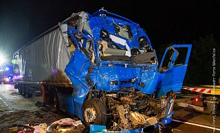 Der Fahrer dieses Lkw wurde bei den Unfall schwer eingeklemmt und lebensgefährlich verletzt. Es war der zweite schwere Lkw-Unfall innerhalb von sieben Tagen. Fotos: Feuerwehr Porta/Michael Horst