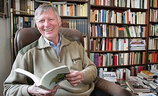 Joachim Radkau in seiner privaten Bibliothek. - FOTO: ANDREAS ZOBE