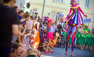 Die Parade zogt über die Arndtstraße durch die Bielefelder Innenstadt. - Mike Dennis Müller