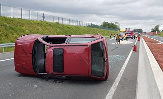 Der Unfallwagen bleibt am Ende auf der Seite liegen. - Andreas Eickhoff
