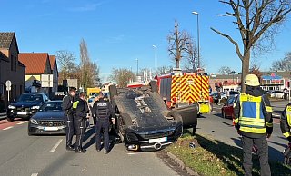 Der Mercedes GLB blieb im Nachgang der Kollision in Gütersloh auf dem Dach liegen und musste später geborgen und abgeschleppt werden. - Thorsten Heß