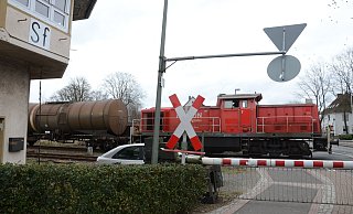 Railion 294 590 führt einen Güterzug von Barenburg auf der Strecke des Sulinger Kreuzes nach Sulingen. - Joern Spreen-Ledebur