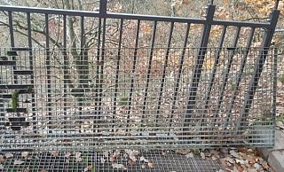 Die Gitteroste wurden gefunden, von den Verschraubungen fehlt jede Spur. - Stadt Beverungen