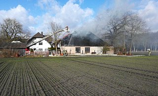 Feuer auf einem landwirtschaftlichen Betrieb in Hövelhof. - Raphael Athens