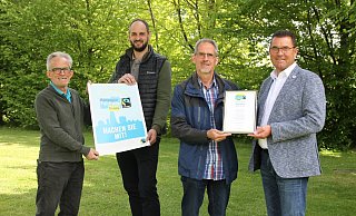 Bernd Behling (v. l.), Alexander Rauer, Jürgen Fricke und Bürgermeister Carsten Torke freuen sich, dass Steinheim als Fairtrade-Town re-bilanziert worden ist. Ein Unterfangen, das in diesen Zeiten gar nicht so einfach ist. - Madita Schellenberg