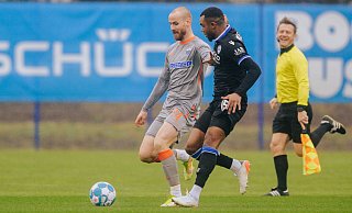 SCP-Akteur Jannis Heuer (l.), hier im Duell gegen den Arminen Nathan de Medina, durfte im Testspiel als Stürmer ran und verbuchte prompt einen Scorerpunkt. - Besim Mazhiqi