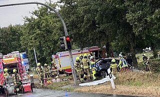 Einsatzkräfte der Feuerwehr sichern die Unfallstelle auf der B64 bei Paderborn-Elsen. - Feuerwehr Paderborn