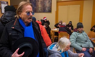 Frank Zander spricht mit Obdachlosen und Bedürftigen bei einem Weihnachtsessen. (Archivbild) - Christophe Gateau/dpa