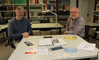 Wilhelm Grabe (l.) und Andreas Gaidt aus dem Stadt- und Kreisarchiv zeigen einige Stücke aus der neu angelegten Corona-Sammlung. - Mareike Gröneweg
