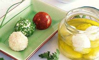 Für die Joghurtbällchen muss man nur Joghurt abtropfen lassen. Ist die Flüssigkeit raus, wird die feste Masse gesalzen und zur Kugel geformt. Dann nur noch in Gewürzen wälzen - fertig. - Andrea Jungwirth/Leopold Stocker Verlag/dpa-tmn