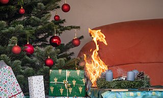 Ein Brand breitet sich bei einer Vorfuehrung der Feuerwehr auf ein nachgestelltes Wohnzimmer aus. - Symbolfoto: picture alliance