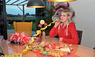 Melanie Kaufmann hat das Wohnzimmer schon karnevalistisch dekoriert.  - Waltraud Leskovsek