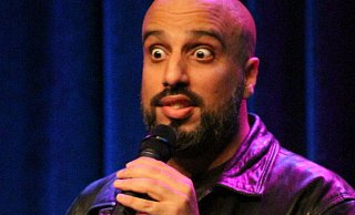 Der marokkodeutsche Deutschmarokkaner Abdelkarim konnte bei der Vorpremiere seines neuen Programmes noch nicht ganz überzeugen. - Nicolas Bröggelwirth