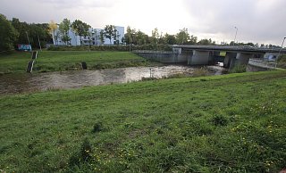 Künftiger Eingang: Die Ostseite des Löhner Werre-Wehres soll neu gestaltet werden. Der Fluss soll dadurch erlebbarer werden. - Ulf Hanke