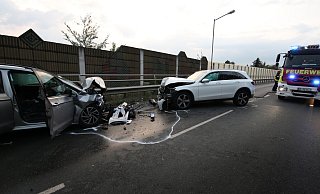 Ein Golf-Fahrer aus Spenge kollidierte auf der Levisonstraße in Bünde mit zwei Fahrzeugen auf der Gegenfahrbahn. - GERALD DUNKEL