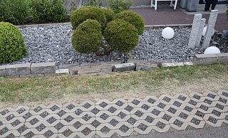 Diese Mauer in der Straße "Am Schimmelkamp" in Kirchlengern hat ein Unbekannter beschädigt und sich dann vom Tatort entfernt. - Polizei