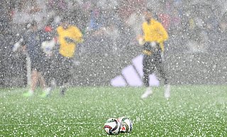 Ein Unwetter beeinträchtigt das Nations-League-Halbfinale. - Federico Gambarini/dpa