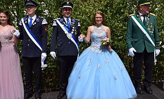 Wie im Märchen: Voller Freude präsentierte sich das Königspaar Patrick Grewe und Lorina Wischer dem Publikum beim Schützenfest in Holtheim. - Anja Ebner