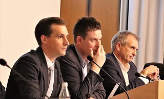 Die Bad Driburger Verwaltungsspitze und ihr Rechtsbeistand: Brandi-Anwalt Daniel Wittig (v. l.), 1. Begordneter und CDU-Bürgermeisterkandidat Michael Scholle und Bürgermeister Burkhard Deppe verfolgen die Debatte um den Rechtsstreit mit dem Grafen. - David Schellenberg