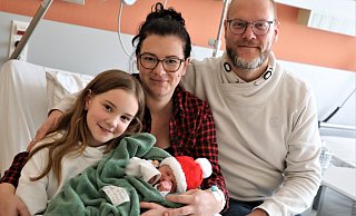Ein tolles Quartett: Johanna (11) hält ihren neuen kleinen Bruder Parker Jackson auf dem Arm, Mama Belinda und Papa Jens Mintken sind stolz und glücklich. - Simone Flörke