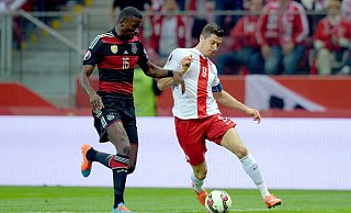 Treffen in Warschau aufeinander: Robert Lewandowski (r) und Antonio Rüdiger. - Thomas Eisenhuth/dpa