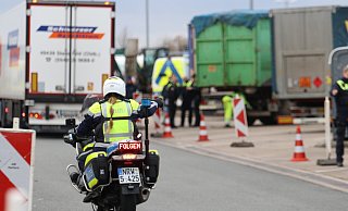 Rund 150 Einsatzkräfte von Polizei, Zoll und Kreis waren im Einsatz rund um die Autobahnraststätten Lipperland Süd und Nord. - Claus Frickemeier