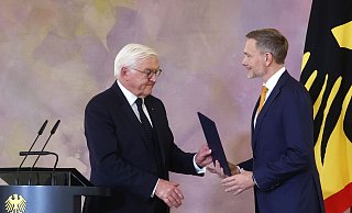 Es kam anders als geplant: Bundespräsident Steinmeier überreicht FDP Chef Christian Lindner die Entlassungsurkunde. - Christoph Soeder/dpa