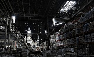 Beschädigtes Lagerhaus in Odessa nach einem russischen Raketenschlag Mitte Juni. Laut dem Bürgermeister der Schwarzmeerstadt gab es nun den größten Angriff seit Kriegsbeginn. - Nina Lyashonok/AP/dpa