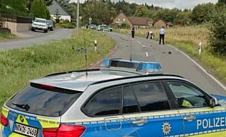 Das Motorrad landete im Graben; die Polizei regelte während der Unfallaufnahme den Verkehr. - NW