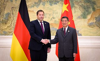 Klingbeil traf in Peking den chinesischen Vizepremier He Lifeng. - Bernd von Jutrczenka/dpa