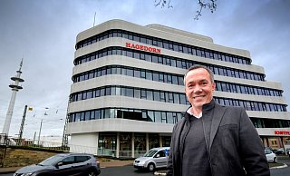 Thomas Hagedorn, Gründer und Inhaber der Gütersloher Hagedorn-Unternehmensgruppe, vor dem Schüttflix Tower am Langen Weg. - Andreas Frücht