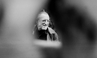 Literaturwissenschaftler Jörg Drews im Bielefelder Kunsthallenpark im Jahr 2002. - Veit Mette