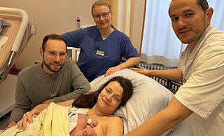 Freuen sich über das 600. Baby im Mathilden Hospital in diesem Jahr: Thies (links) und Lilli Witt mit ihrer Neugeborenen Tochter Ava Eliana, Hebamme Karen Lippold-Othen (hinten) und Chefarzt Abdelaziz Owidh (rechts). - Mathilden-Hospital