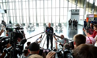 Der DFB-Präsident gibt am Flughafen in Doha vor Medienvertretern eine Stellungnahme zum deutschen WM-Aus ab. - Tom Weller/dpa