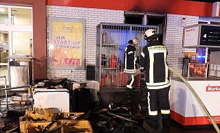 Ein Übergreifen des Feuers auf Gasflaschen konnten die Kräfte verhindern. - Guitano Darhoven