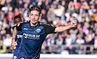 Paderborns Neuzugang Marvin Mehlem dreht nach seinem Treffer zum 1:0 zum Jubeln ab. - dpa/ Harry Langer