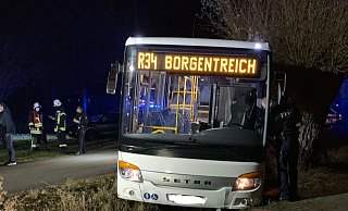Der Busfahrer hatte die Kontrolle über das Fahrzeug verloren und war in einen Graben gefahren. - Feuerwehr Borgentreich