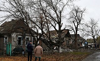 Menschen stehen vor zerstörten Wohnhäusern in Pokrowsk. - Andriy Andriyenko/AP/dpa
