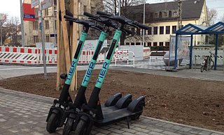 Die E-Tretroller von Tier gibt es jetzt auch in Paderborn. Seit 6 Uhr stehen sie unter anderem am Kasseler Tor. - Holger Kosbab