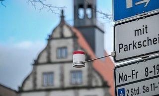 An der Kreuzstraße misst der Passivsammler an einem Parkschild. Im Hintergrund das Landgericht. - Foto: Andreas Zobe/NW