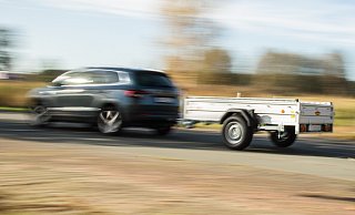 Von einem solchen Anhänger soll der Splitt auf der A30 heruntergeweht worden sein und das nachfolgende Fahrzeug des Zeugen beschädigt haben. - picture alliance / dpa-tmn