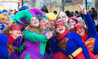 Besonders im Rheinland feiern Menschen mit bunten Kostümen den bekannten Straßenkarneval. - Symbolbild: Unsplash
