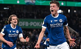 Maximilian Großer (r.) hat den DSC Arminia mit seinem Tor zum 2:1 gegen Bayer Leverkusen ins DFB-Pokalfinale geschossen. Mit ihm jubelt Kapitän Mael Corboz. - Teresa Kroeger