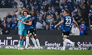 DSC-Kapitän Mael Corboz freut sich gemeinsam mit Torwart Jonas Kersken über das Kopfballtor zur Arminia-Führung gegen den 1. FC Magdeburg. - Teresa Kroeger