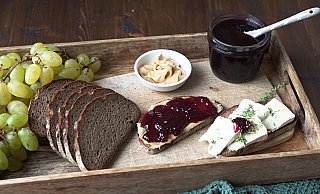 Das Traubengelee wird in sterile Gläser abgefüllt. Der leckere Aufstrich schmeckt pur auf frischem Brot, auf Peanut Butter oder auf Käse. - Mareike Pucka/biskuitwerkstatt.de/dpa-tmn