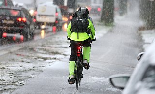  An Aschermittwoch müssen sich die Menschen in Nordrhein-Westfalen auf Glätte und Schnee einstellen. - picture alliance/dpa