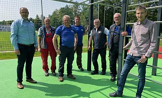 Bürgermeister Christian Carl (l.) und der Projektverantwortliche Peter Scharfen (r.) danken den engagierten Ehrenamtlichen Erwin Hesse, Karl Heinz Hermann, Peter Seifert, Burkhard Fingerhut und Annobert Risse für die vielen Stunden Eigenleistung, die entscheidend zur Neugestaltung beigetragen haben. - Stadt Bad Wünnenberg