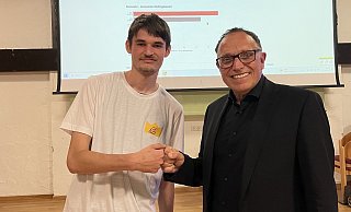 Am Abend der Kommunalwahlen am 14. September feierten Finn Galle (l.) und Bürgermeister Siegfried Lux ihre Wahlergebnisse bei der Ergebnispräsentation im Haus des Gastes. - Shannon-Lee Bendig