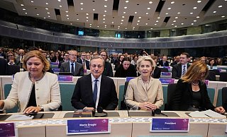 Mario Draghi (M.l.) und Ursula von der Leyen (M.r.) in Brüssel. Vor fast genau einem Jahr hat der frühere EZB-Chef seinen Bericht über Europas Wettbewerbsfähigkeit vorgestellt. - Virginia Mayo/AP/dpa